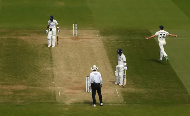 चौथी पारी में आउट होने के बाद निराश खड़े विराट कोहली