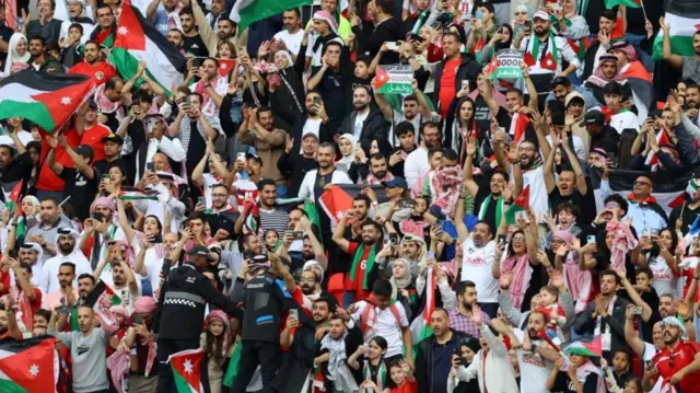 من جماهير المنتخب الأردني في استاد أحمد بن علي في مباراته أمام منتخب طاجيكستان