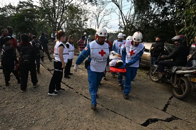 Un grupo de personal médico rescata a sobrevivientes del atentado. 