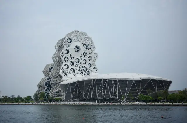 2023年高雄舉行了117場演唱會，2024年進一步增至157場，主要場館如漢神巨蛋、高雄流行音樂中心到世運主場館都滿檔，被產業界稱為「演唱會元年」。