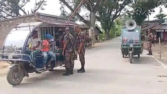 बेनापोल सीमा पर बसे सादीपुर गांव में बीजीबी की ओर से गश्त और लाउडस्पीकर के जरिए प्रचार