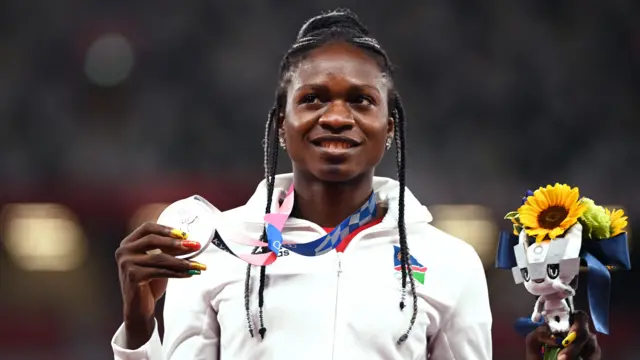 Christine Mboma célèbre sa médaille d'argent aux Jeux olympiques de Tokyo 2020
