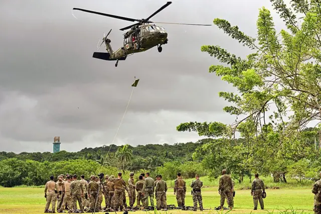 Militares panameños y estadounidenses participan en un entrenamiento de maniobras de supervivencia liderado por el Ejército de los Estados Unidos en la Escuela de la Jungla de la antigua base militar estadounidense Sherman