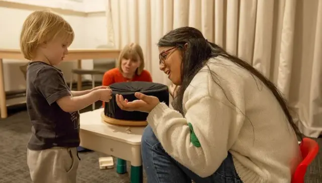 খুদের সঙ্গে ব্যস্ত একজন গবেষণা সহকারী।