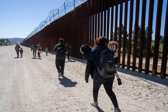 Migrantes cruzando la frontera