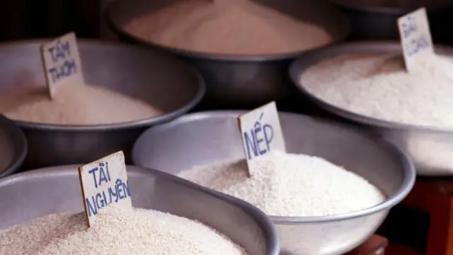 Cuencos de arroz en una tienda en Vietnam.