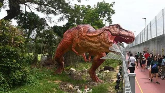 Jurassic Mile ni onesho la dinosaria wenye ukubwa wa maisha karibu na Kituo cha 4 cha Changi