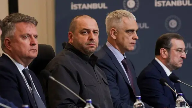 Украин делегациясы менен Орусия делегациясынын Стамбулдагы үчүнчү жолугушуусу. Объективди карап турган Рустем Умеров, ал жакында кызматын алмаштырганына карабай, делегацияны жетектөөнү улантууда