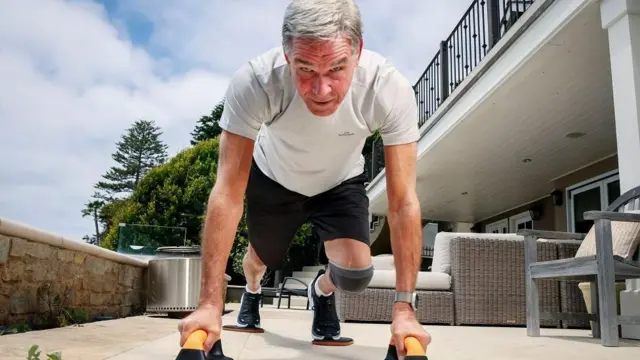 "Биз баарыбыз көбүрөөк кыймыл-аракет кылышыбыз керек. Муну тажабай айтканга даярмын", – дейт 71-жаштагы Эрик Топол