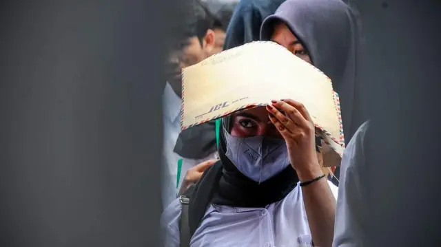 Sejumlah pencari kerja antre melamar kerja saat pameran bursa kerja di Pandeglang, Banten, Selasa (14/5/2024).