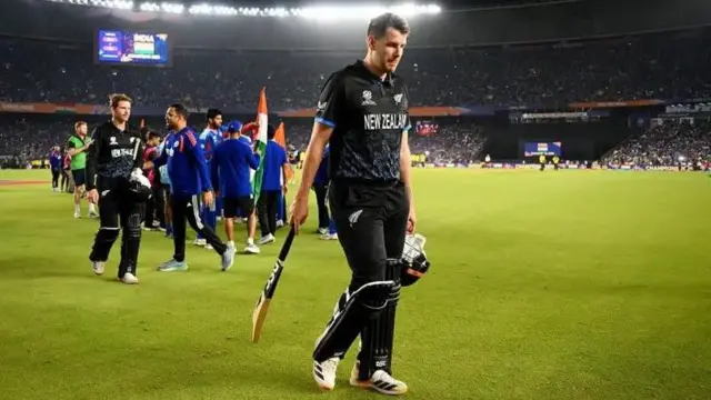 نیوزیلنډي لوبغاړي له ماتې وروسته له لوبغالی وځي