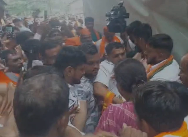 सुप्रिया सुळेंना आंदोलकांचा घेराव