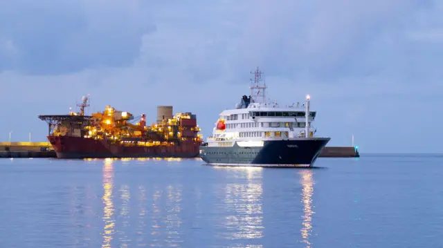 El MV Hondius en aguas españolas. 
