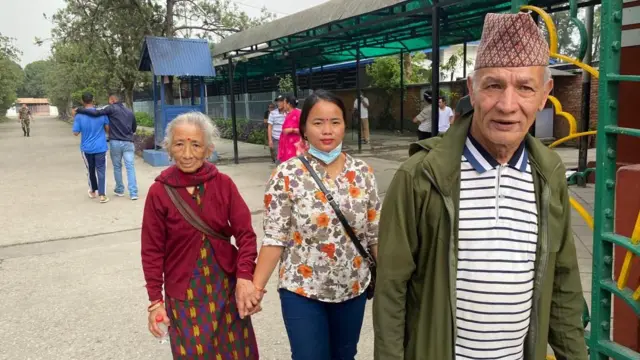 राष्ट्रिय परिचयपत्र नम्बर लिएर फर्कँदै बुद्धिमाया र टेकबहादुर