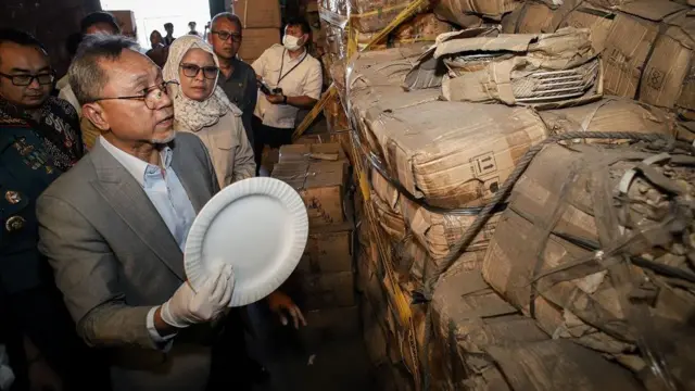 Menteri Perdagangan Zulkifli Hasan (kiri) meninjau produk keramik dan tableware ilegal saat Ekspose Barang Hasil Pengawasan di Surabaya, Jawa Timur, Kamis (20/6/2024).