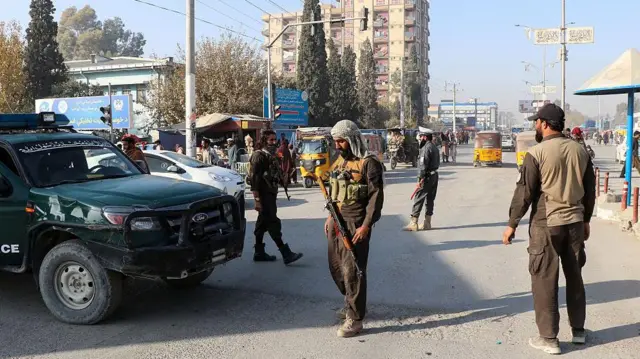 نگهبانی نیروهای امنیتی طالبان از استدیوم فوتبال در ولایت خوست، جاییکه هزاران نفر برای تماشای اعدام علنی یک مرد به تاریخ ۲ دسامبر ۲۰۲۵ حضور یافتند. دادگاه عالی افغانستان اعلام کرده است که این مرد، که به اتهام قتل محکوم شده بود، به صورت علنی در شرق افغانستان اعدام شد.