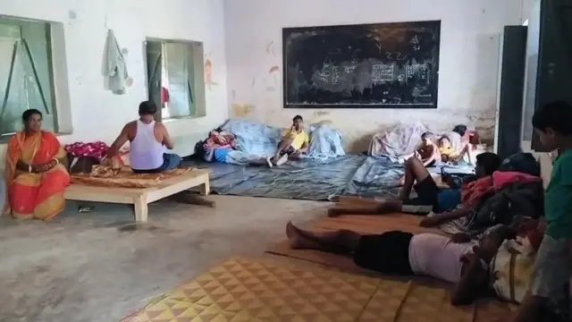 মুর্শিদাবাদের অন্তত ৪০০ জন পালিয়ে গিয়ে পাশের জেলা মালদায় আশ্রয় নিয়েছেন