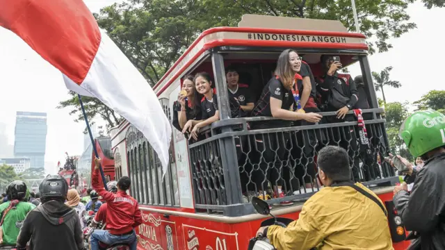 Kontingen SEA Games 2023 berada dalam mobil bandros dalam arak-arakan Kira87uara Kontingen SEA Games 2023 saat melintas di Jalan Jenderal Sudirman, Jakarta
