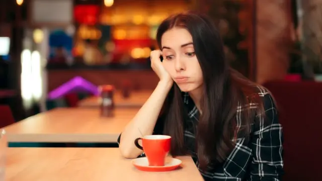 कप देखती लड़की