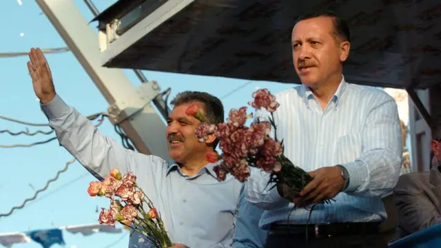Dönemin Dışişleri Bakanı Abdullah Gül ve dönemin Başbakanı Recep Tayyip Erdoğan, 24 Temmuz 2007'de, Diyarbakır'daki bir mitingde, sahneden katılımcılara çiçek atıyor.