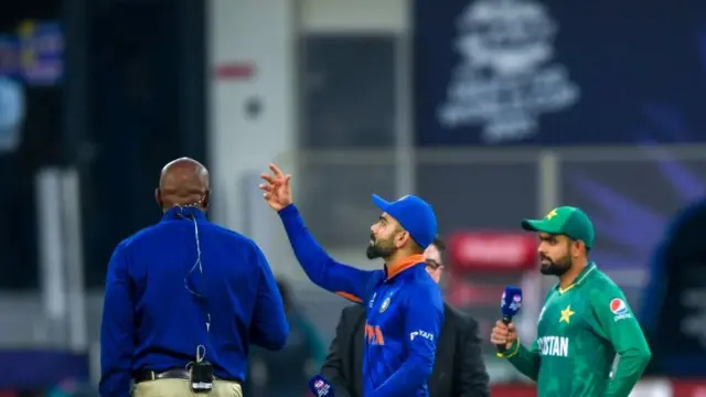 டாஸ் சுண்டும் விராட் கோலி