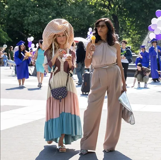 Stajling Sare Džesike Parker u sceni serije: ogroman šešir uparen sa višebojnom haljinom Osija Klarka i papučama Dr Šols