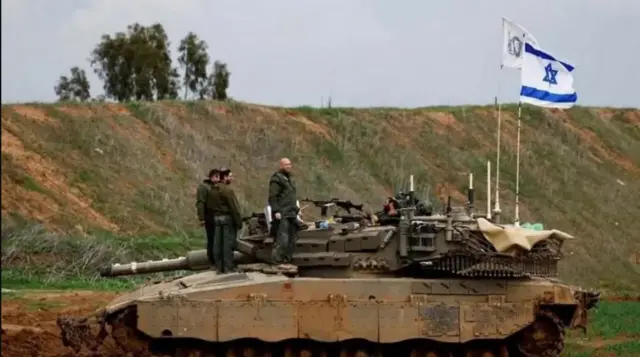 Wasiirka difaaca Israa’iil ayaa ku hanjabay in ay qabsan doonaan dhul badan oo Qaza ah haddii aysan Xamaas soo wareejin la haystayaasha.
