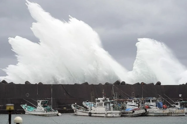 คลื่นสูงจากพายุไต้ฝุ่นฮากิบิสซัดเข้าชายฝั่งจังหวัดมิเอะของญี่ปุ่น