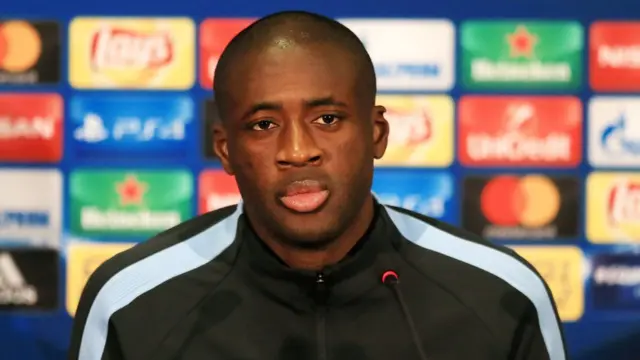 توريه في مؤتمر صحفي في أوكرانيا عام 2007، أثناء لعبه في صفوف نادي مانشستر سيتي