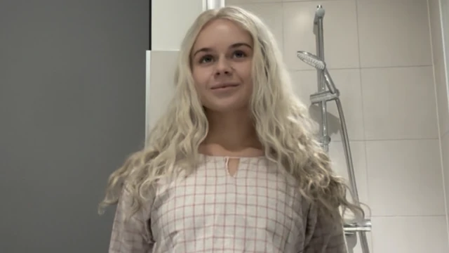 Люсі Лондон у перуці і білій картатій блузці