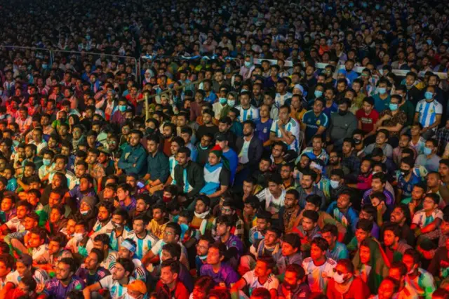 আর্জেন্টিার সমর্থক বড় পর্দায় খেলা দেখছে