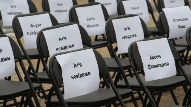 Стільці, підпис "Ім'я невідоме"