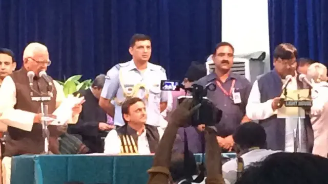 शपथ लेते गायत्री प्रसाद प्रजापति