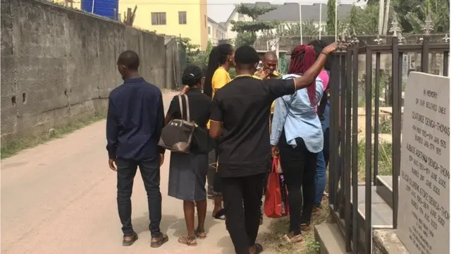 Awọn akẹẹgbẹ Favour Daley-Oladele ti wọn peju lati sin oku rẹ