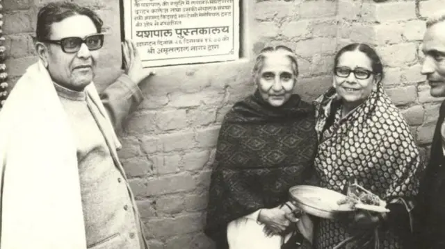 अमृतलाल नागर आणि दुर्गा भाभी (मध्यभागी)