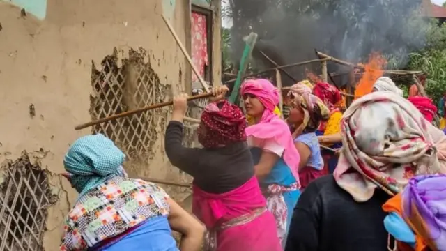 मणिपूरमध्ये दोन महिलांना विवस्त्र करून परेड काढण्याच्या प्रकरणातील एका आरोपीला अटक झाल्यानंतर त्याच्या घरावर महिलांनी हल्ला केला आणि तोडफोड केली