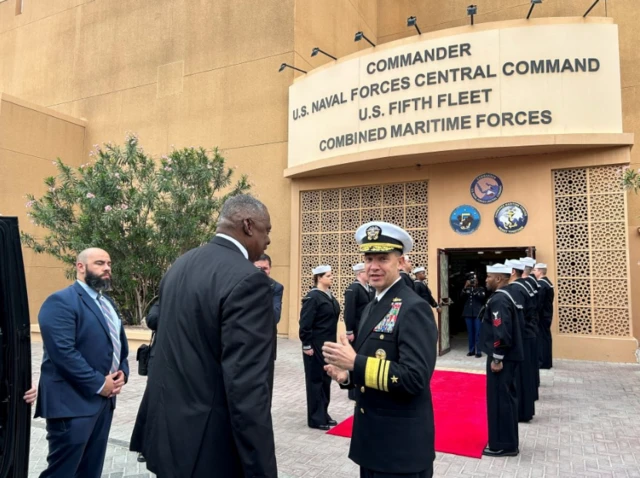 وزير الدفاع الأمريكي لويد أوستن في زيارة إلى مقر الأسطول الأمريكي الخامس في المنامة
