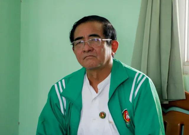 သေနတ်လိုင်စင်လျှောက်မယ်ဆိုတဲ့ ဦးလှဆွေ