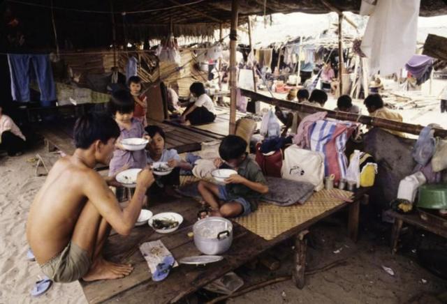 Cảnh một gia đình thuyền nhân Việt Nam tại trại tị nạn Songkhla (miền nam Thái Lan) vào tháng 10/1981