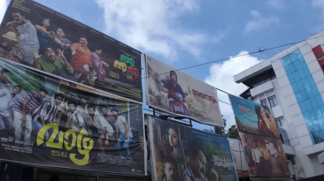 दीवार पर लगे फ़िल्मों के पोस्टर