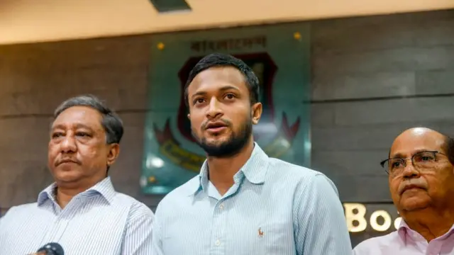 আইসিসির সাজা ঘোষণার পর সাকিব আল-হাসান (বিসিবির প্রধান নাজমুল হাসান তার ডানে), ২৯-১০-২০১৯।