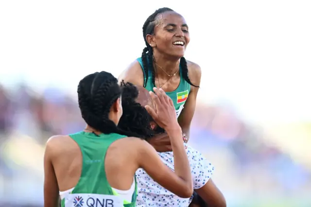 ሓደ ተመልካቲ ናብ መጉየዪ ቦታ ኣትዩ ኣብቲ ውድድር 5 ሽሕ ሜትሮ ንዝተዓወታ ኣትሌታት ስዒሙ