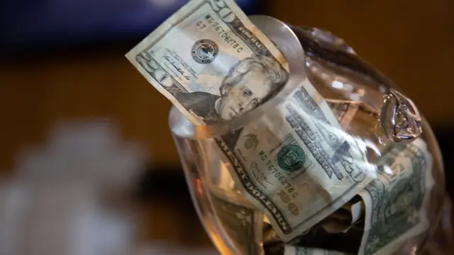 Alcancía con dólares