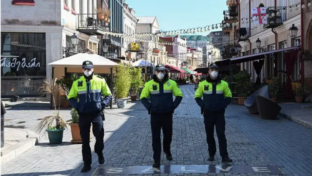 полиция в масках в Тбилиси