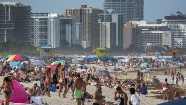 Multidão na praia da Miami, nos Estados Unidos