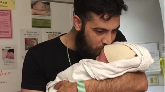 محمد يقبل وليده