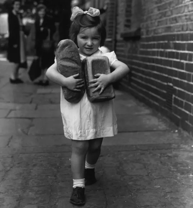 1946 జూలై 26న లండన్లోని ఓ దుకాణం నుంచి రేషన్లో రొట్టెలు కొనుగోలు చేసి వస్తున్న క్రిస్టీన్ కోంబ్స్ అనే బాలిక