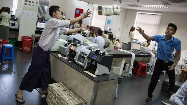 ဒိုင်ဗင်ထိုးကျဆင်းနေတဲ့ မြန်မာ့ငွေဈေးအတွက် ဘာလုပ်သင့်လဲ 