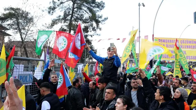 Diyarbakır yeni süreçten 'hem umutlu hem tereddütlü' Diyarbakırda mitinge katılanlar