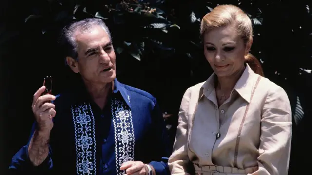 El sha Mohammed Reza Pahlavi de Irán y su esposa, la princesa Farah, al sur de la capital mexicana, en medio de estrictas medidas de seguridad, tras su salida de las Bahamas.